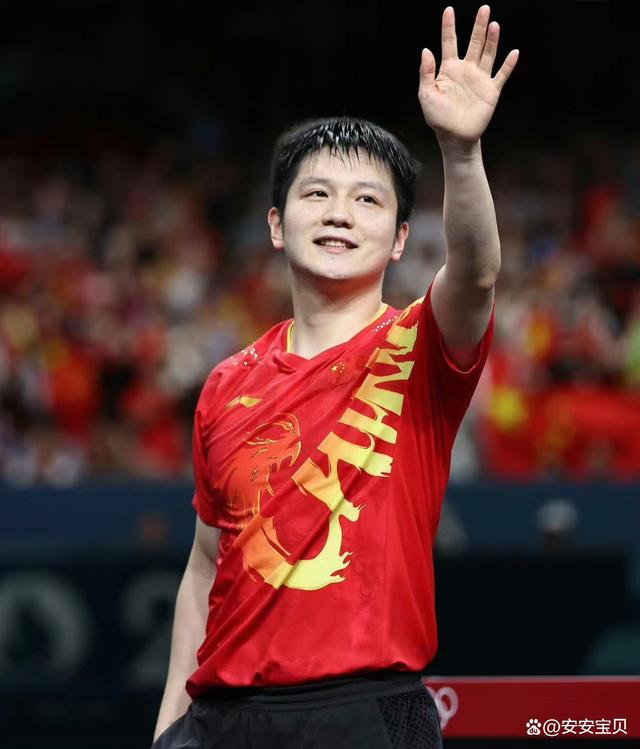 震撼！樊振东在网球赛场夺冠！